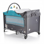 Κατάλληλο για χρήση από 0+ μηνών, έως 15kgΣταθερό παρκοκρέβατο 2 επιπέδων (το 2ο επίπεδο κατάλληλο για ηλικία από 0-6 μηνών)Το 2ο επίπεδο κουμπώνει με φερμουάρΑλλαξιέραΤέντα με 3 παιχνίδιαΠλαϊνή είσοδος με φερμουάρΤσάντα μεταφοράςΣτρώμα με πάχος 1.