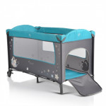 Κατάλληλο για χρήση από 0+ μηνών, έως 15kgΣταθερό παρκοκρέβατο 2 επιπέδων (το 2ο επίπεδο κατάλληλο για ηλικία από 0-6 μηνών)Το 2ο επίπεδο κουμπώνει με φερμουάρΑλλαξιέραΤέντα με 3 παιχνίδιαΠλαϊνή είσοδος με φερμουάρΤσάντα μεταφοράςΣτρώμα με πάχος 1.