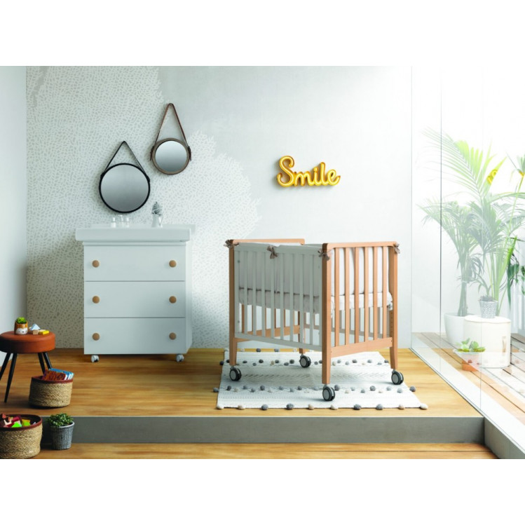 Η φωτογραφία δείχνει H ιταλική εταιρεία PALI συστήνει τη συλλογή Win η οποία λειτουργεί σαν μια ολοκληρωμένη πρόταση:Λίκνο συγκοίμησης διαστάσεων 90χ73cmΚατασκευασμένο από 100% μασίφ ξύλο οξιάς.