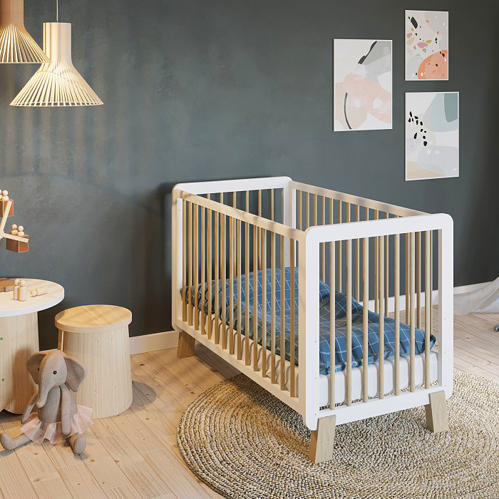 Η φωτογραφία δείχνει Κούνια εσωτερικών διαστάσεων 120x60 cmΚατασκευασμένο από μασίφ ξύλο πεύκουΚατασκευασμένο στην Ευρώπη σύμφωνα με τις ευρωπαϊκές οδηγίες ασφαλείαςΠιστοποίηση FSC για την διαχείριση δασικών προϊόντωνΜοντέρνα κατασκευή&nbsp;Προστατευτικό οδοντοφυΐας3 επίπεδα στρώματοςΕξωτερικές διασ