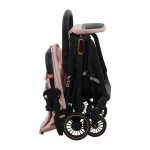 Η φωτογραφία δείχνει Το νέο καρότσι City της Bebe Stars είναι ελαφρύ, άνετο, ευέλικτο και εύκολο στη χρήση.