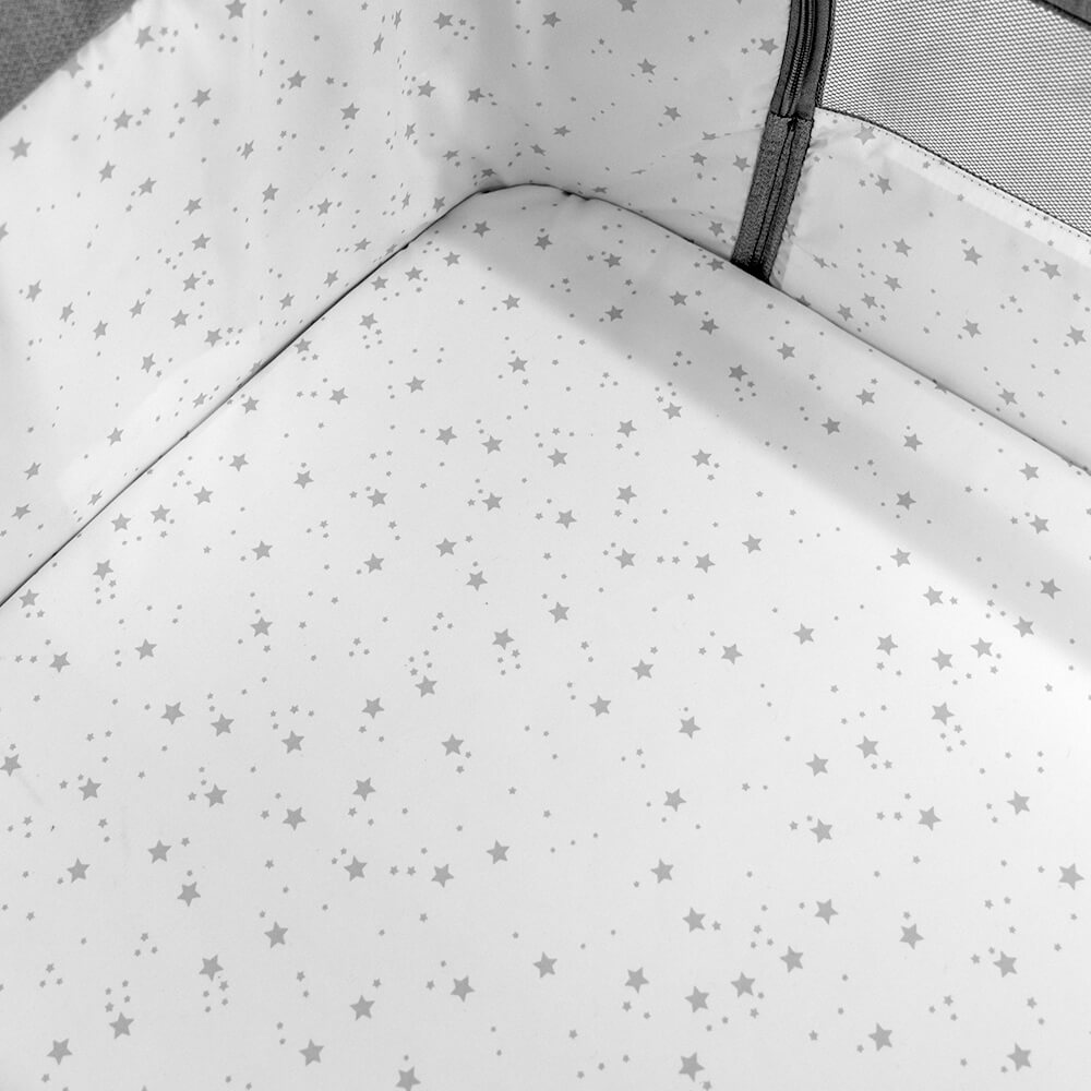 Η φωτογραφία δείχνει Το Pearl είναι το νέο λίκνο που σχεδίασε η Bebe Stars, ώστε το μωρό σας να κοιμάται με ασφάλεια, ενώ είστε δίπλα του και νιώθει προστασία.