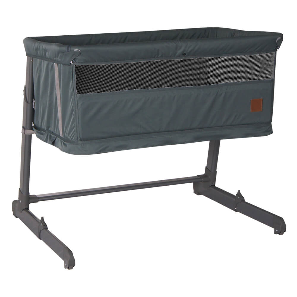 Το Side to Side Plus 2in1 είναι το νέο λίκνο-παρκοκρέβατο της Bebe Stars όπου το μωρό σας μπορεί να κοιμηθεί με ασφάλεια στο λίκνο του, ενώ μπορείτε να είστε δίπλα του, να νιώθει προστασία και να το θηλάζετε με άνεση.