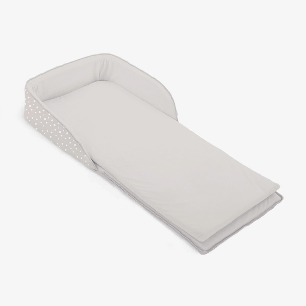 Η φωτογραφία δείχνει Πολυλειτουργικό προϊόν 2 σε 1 - ελαφρύ σακίδιο και φορητό κρεβάτι μωρού.