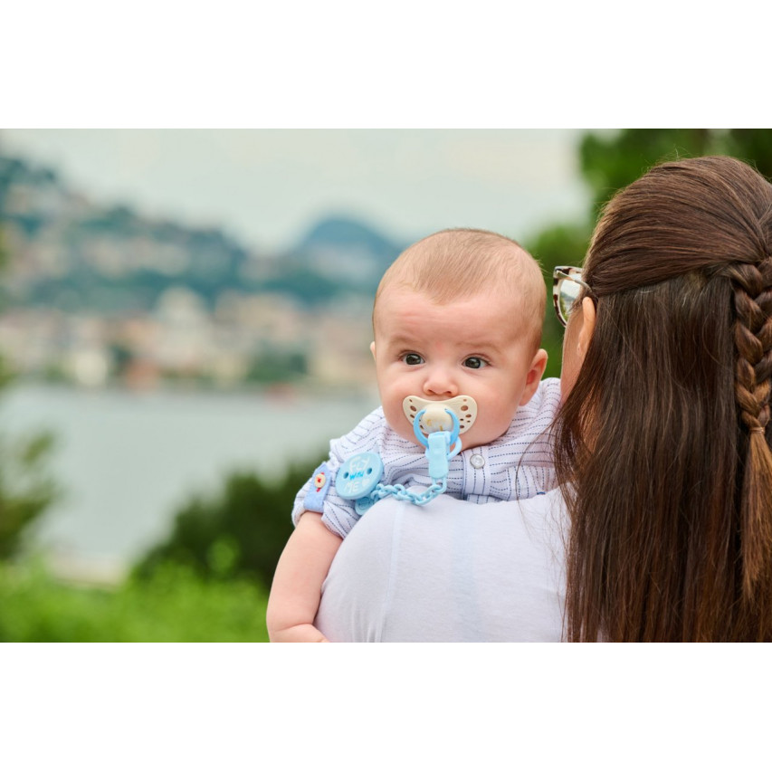 Η φωτογραφία δείχνει 0m+Το κλιπ πιπίλας All you can clip έχει σχεδιαστεί για να προσαρμόζεται σε όλους τους τύπους πιπίλας, με κρίκο και χωρίς κρίκο.