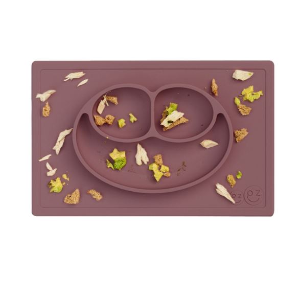 Το Happy Mat είναι το πρώτο και βραβευμένο σκεύος φαγητού της Ezpz!&nbsp;Η φατσούλα χωρίζει τα φαγητά σε τρία χωρίσματα, έτσι το φαγητό δεν ανακατεύεται και δεν ακουμπάει η μία τροφή την άλλη, έτσι&nbsp; νιώθουν περισσότερο ανεξάρτητοι και έτοιμοι να για νέες δοκιμές! Και η μανούλα μπορεί να βάλει σ