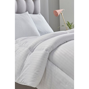 Η φωτογραφία δείχνει 1 Πάπλωμα ALL SEASON MICROSATIN LINE Σούπερ υπέρδιπλο 240Χ260 Υφασμα 100% Microsatin , Γέμιση : 100% Πλενόμενη Υποαλλεργ.