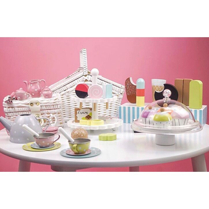 Καλέστε τις φίλες σας για καφέ και κεράστε τα πιο λαχταριστά donut!Αυτό παιχνίδι με τα υπέροχα χρώματα και τα σχήματα καλλιεργεί τη φαντασία των παιδιών και μαθαίνουν μέσα από το παιχνίδι.