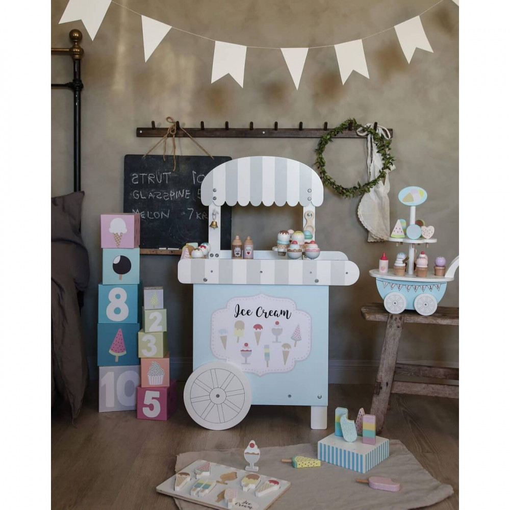 Το πιο συναρπαστικό παιχνίδι είναι αυτό το παγωταζίδικο! Το όνειρο κάθε παιδιού!Μια δική τους επιχείρηση να φτιάχνουν και να πουλάνε τα παγωτά τους!Ξυλάκια, χωνακια, γεύσεις και σιρόπια για ολα τα γούστα!Έχει τέλειο μέγεθος για να φτάνουν τα παιδάκια, ξύλινα παγωτάκια που μπορούν να κρατήσουν τα μικ