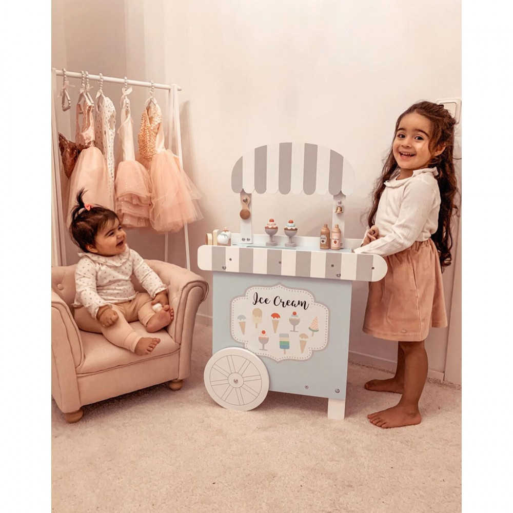 Το πιο συναρπαστικό παιχνίδι είναι αυτό το παγωταζίδικο! Το όνειρο κάθε παιδιού!Μια δική τους επιχείρηση να φτιάχνουν και να πουλάνε τα παγωτά τους!Ξυλάκια, χωνακια, γεύσεις και σιρόπια για ολα τα γούστα!Έχει τέλειο μέγεθος για να φτάνουν τα παιδάκια, ξύλινα παγωτάκια που μπορούν να κρατήσουν τα μικ