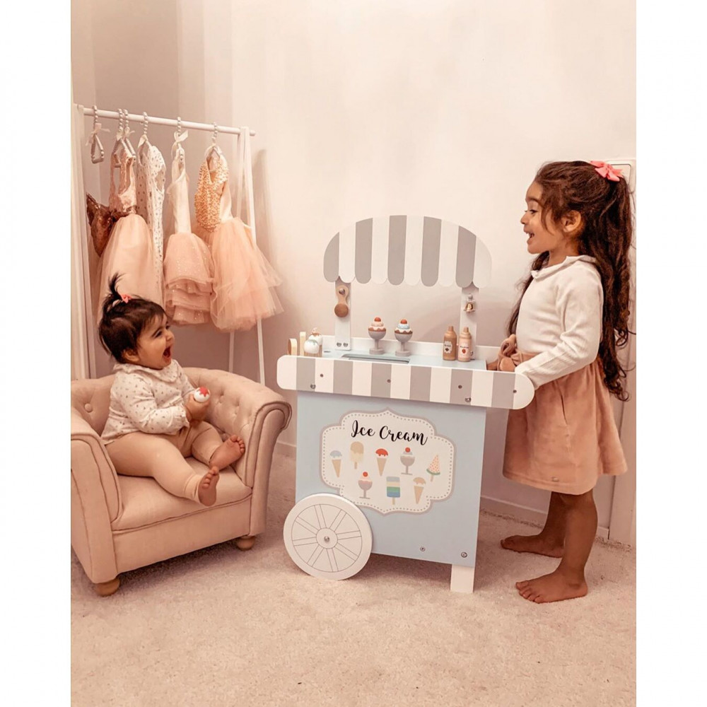 Το πιο συναρπαστικό παιχνίδι είναι αυτό το παγωταζίδικο! Το όνειρο κάθε παιδιού!Μια δική τους επιχείρηση να φτιάχνουν και να πουλάνε τα παγωτά τους!Ξυλάκια, χωνακια, γεύσεις και σιρόπια για ολα τα γούστα!Έχει τέλειο μέγεθος για να φτάνουν τα παιδάκια, ξύλινα παγωτάκια που μπορούν να κρατήσουν τα μικ