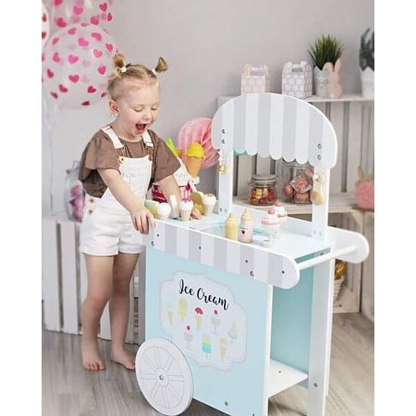 Το πιο συναρπαστικό παιχνίδι είναι αυτό το παγωταζίδικο! Το όνειρο κάθε παιδιού!Μια δική τους επιχείρηση να φτιάχνουν και να πουλάνε τα παγωτά τους!Ξυλάκια, χωνακια, γεύσεις και σιρόπια για ολα τα γούστα!Έχει τέλειο μέγεθος για να φτάνουν τα παιδάκια, ξύλινα παγωτάκια που μπορούν να κρατήσουν τα μικ