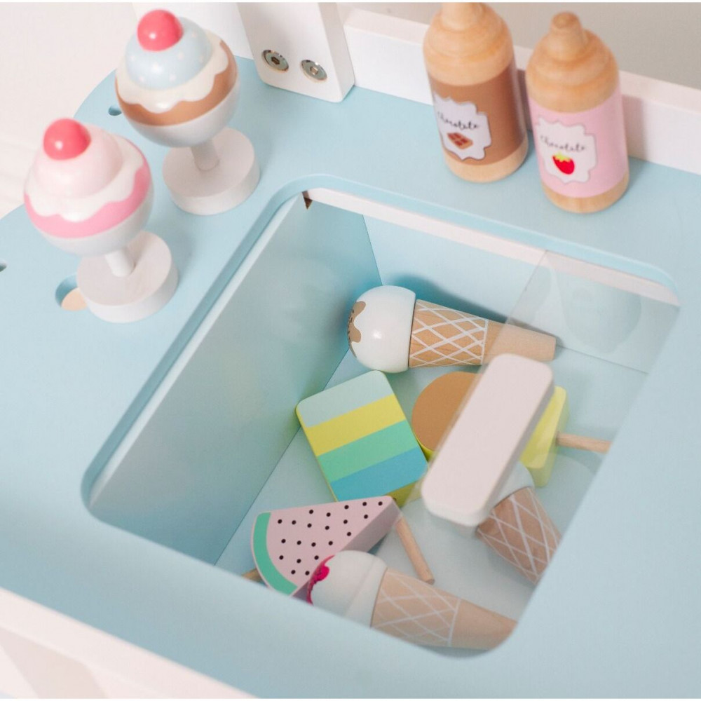 Το πιο συναρπαστικό παιχνίδι είναι αυτό το παγωταζίδικο! Το όνειρο κάθε παιδιού!Μια δική τους επιχείρηση να φτιάχνουν και να πουλάνε τα παγωτά τους!Ξυλάκια, χωνακια, γεύσεις και σιρόπια για ολα τα γούστα!Έχει τέλειο μέγεθος για να φτάνουν τα παιδάκια, ξύλινα παγωτάκια που μπορούν να κρατήσουν τα μικ