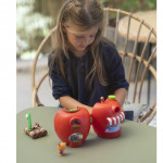 Το υπέροχο μηλαράκι γίνεται ένας υπέροχος φούρνος ή καφετέρια για το δάσος σας!Όταν είναι κλειστό είναι ένα όμορφο μηλαράκι που στην βιτρίνα βλέπετε τις λιχουδιές που έχει μέσα.