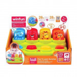 Η φωτογραφία δείχνει Winfun Πατάω τα Κουμπιά-Έκπληξη Pop ‘N Learn SurpriseΓυρίστε, καλέστε, πατήστε και σπρώξτε για να εμφανιστούν οι φίλοι των ζώωνΜάθετε ζώα, χρώματα, σχήματα, αριθμούς και διασκεδαστικές φράσειςΚλείστε το πάνω μέρος για να ασφαλίσει στη θέση του, έτοιμο για μια ακόμη αναδυόμενη έκ