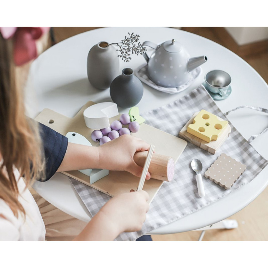 JABADABADO ΞΥΛΙΝΟ ΣΕΤ TAPASΠροσκαλέστε την οικογένεια και τους φίλους σας για ένα τέλειο δείπνο με τάπας!Υπέροχα μεζεδάκια με θαλασσινά, φρούτα, τυριά και κράκερ που κόβονται σε ίσα μέρη και βοηθάνε τα παιδιά να καλλιεργήσουν τη φαντασία τους και να μάθουν να μετρούν.