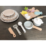 JABADABADO ΞΥΛΙΝΟ ΣΕΤ TAPASΠροσκαλέστε την οικογένεια και τους φίλους σας για ένα τέλειο δείπνο με τάπας!Υπέροχα μεζεδάκια με θαλασσινά, φρούτα, τυριά και κράκερ που κόβονται σε ίσα μέρη και βοηθάνε τα παιδιά να καλλιεργήσουν τη φαντασία τους και να μάθουν να μετρούν.