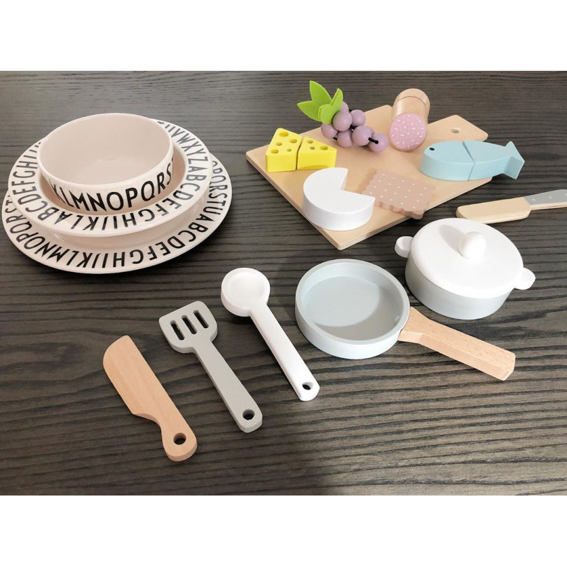 JABADABADO ΞΥΛΙΝΟ ΣΕΤ TAPASΠροσκαλέστε την οικογένεια και τους φίλους σας για ένα τέλειο δείπνο με τάπας!Υπέροχα μεζεδάκια με θαλασσινά, φρούτα, τυριά και κράκερ που κόβονται σε ίσα μέρη και βοηθάνε τα παιδιά να καλλιεργήσουν τη φαντασία τους και να μάθουν να μετρούν.