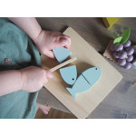 JABADABADO ΞΥΛΙΝΟ ΣΕΤ TAPASΠροσκαλέστε την οικογένεια και τους φίλους σας για ένα τέλειο δείπνο με τάπας!Υπέροχα μεζεδάκια με θαλασσινά, φρούτα, τυριά και κράκερ που κόβονται σε ίσα μέρη και βοηθάνε τα παιδιά να καλλιεργήσουν τη φαντασία τους και να μάθουν να μετρούν.