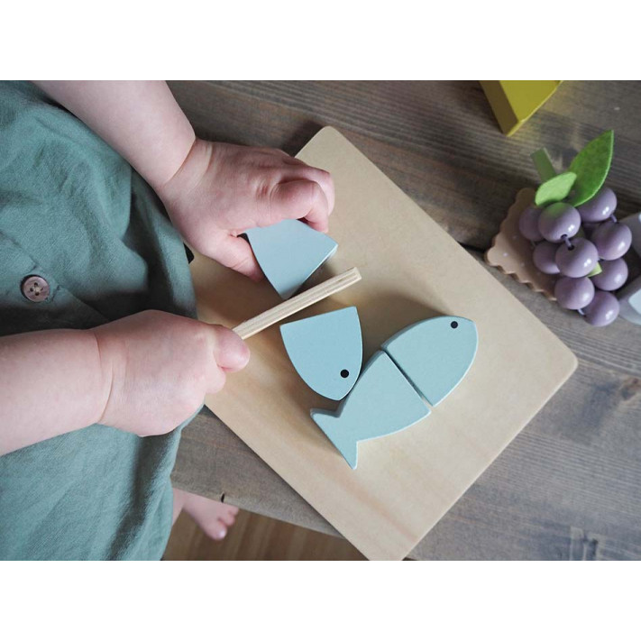 JABADABADO ΞΥΛΙΝΟ ΣΕΤ TAPASΠροσκαλέστε την οικογένεια και τους φίλους σας για ένα τέλειο δείπνο με τάπας!Υπέροχα μεζεδάκια με θαλασσινά, φρούτα, τυριά και κράκερ που κόβονται σε ίσα μέρη και βοηθάνε τα παιδιά να καλλιεργήσουν τη φαντασία τους και να μάθουν να μετρούν.