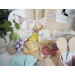 JABADABADO ΞΥΛΙΝΟ ΣΕΤ TAPASΠροσκαλέστε την οικογένεια και τους φίλους σας για ένα τέλειο δείπνο με τάπας!Υπέροχα μεζεδάκια με θαλασσινά, φρούτα, τυριά και κράκερ που κόβονται σε ίσα μέρη και βοηθάνε τα παιδιά να καλλιεργήσουν τη φαντασία τους και να μάθουν να μετρούν.