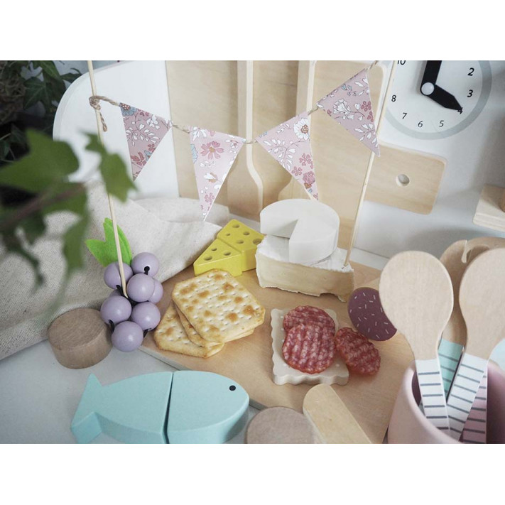 JABADABADO ΞΥΛΙΝΟ ΣΕΤ TAPASΠροσκαλέστε την οικογένεια και τους φίλους σας για ένα τέλειο δείπνο με τάπας!Υπέροχα μεζεδάκια με θαλασσινά, φρούτα, τυριά και κράκερ που κόβονται σε ίσα μέρη και βοηθάνε τα παιδιά να καλλιεργήσουν τη φαντασία τους και να μάθουν να μετρούν.