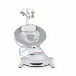 Η φωτογραφία δείχνει Η βρεφική κούνια La Scala είναι ένα πολυλειτουργικό προϊόν.