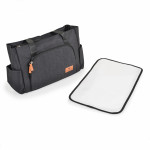 Πολυλειτουργική τσάντα μαμάς Keily Περιλαμβάνει:Η βασική θέση κλείνει με φερμουάρΜία μεγάλη τσέπη3 επιπλέον μικρές τσέπες για μπιμπερό2 επιπλέον μικρές τσέπεςΜεγάλη μπροστινή τσέπη που κλείνει με φερμουάρ.