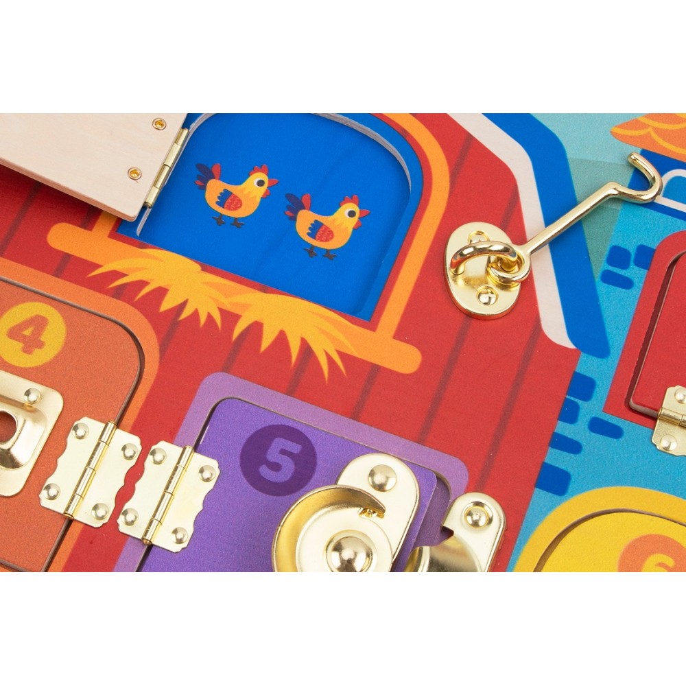 Η φωτογραφία δείχνει Ο ξύλινος πίνακας ψυχαγωγικών και εκπαιδευτικών δραστηριοτήτων που βοηθά τα παιδιά να αποκτήσουν επιδεξιότητα καθώς περιηγούνται σε μάνδαλα που αγκιστρώνουν, κουμπώνουν, κάνουν κλικ και γλιστρούν.