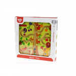 Η φωτογραφία δείχνει Τα μικρά παιδιά θα λατρέψουν να καθοδηγούν τις μπάλες μαγνήτη κατά μήκος του ιδιόμορφου λαβύρινθου των δέντρων.