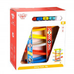 Η φωτογραφία δείχνει Tooky Toy ξύλινη πίστα με 6 αγωνιστικά αυτοκίνητα.
