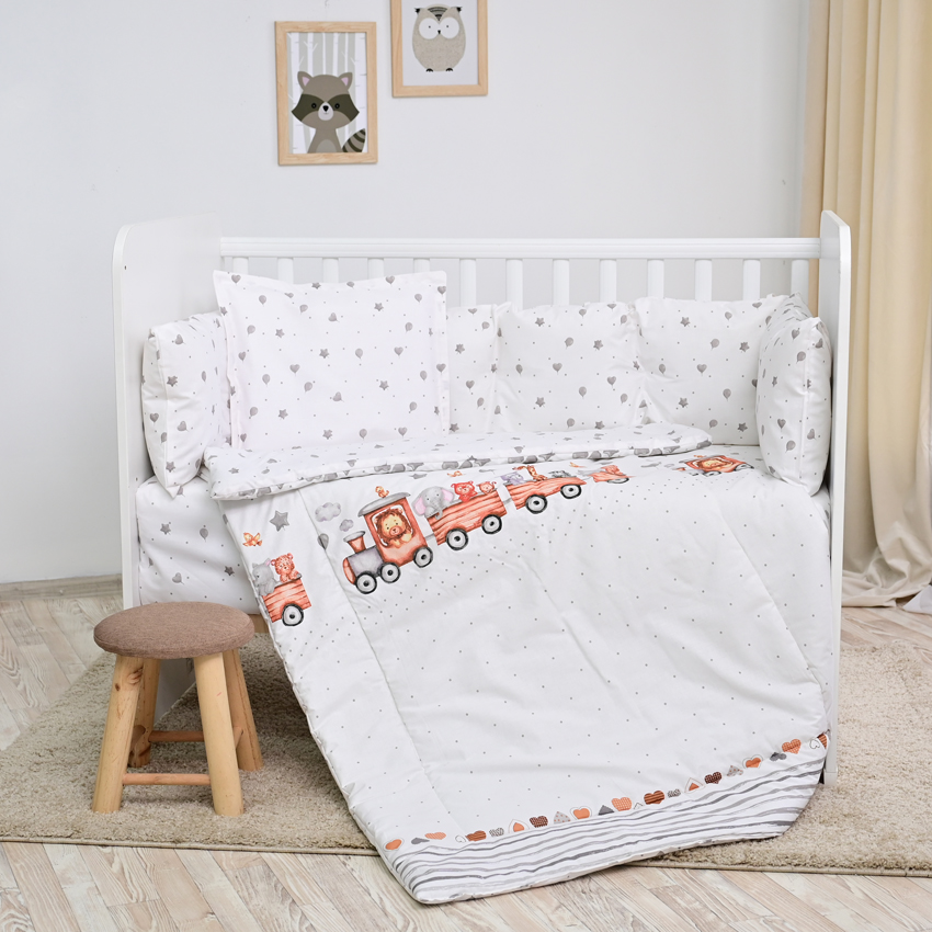 Η προίκα για βρεφική κούνια 5 τεμαχίων της εταιρείας Lorelli αποτελείται πάπλωμα, μαξιλάρι, μαξιλαροθήκη σεντόνι και πάντα που καλύπτει όλη την κούνια.