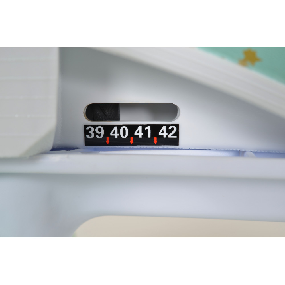 Η φωτογραφία δείχνει Ρυθμιζόμενα πατίνια-ρόλερ με γκλίτερ και διάφανους τροχούςΤροχοί PU 54*32 με γκλίτερΡουλεμάν άνθρακα ABEC-5.