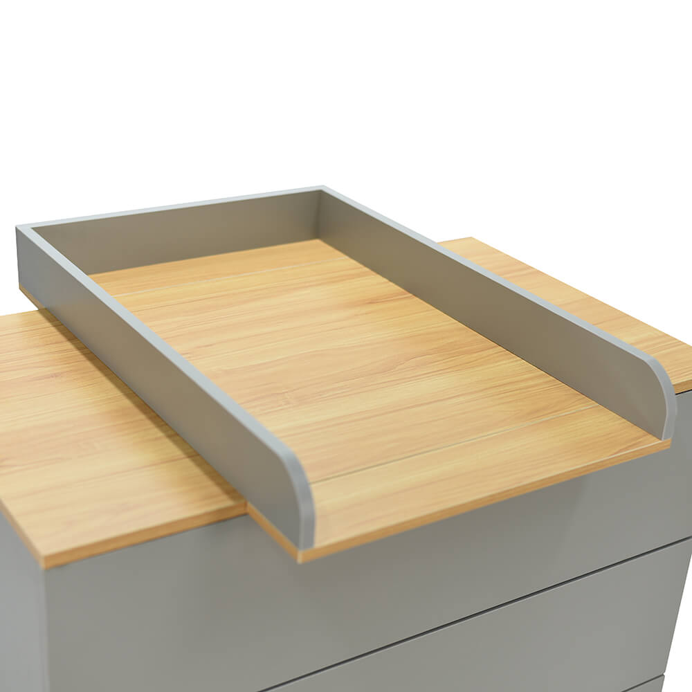 Η νέα , μοντέρνα και στυλάτη συρταριέρα- αλλαξιέρα Oslo, διαθέτει 3 ευρύχωρα συρτάρια.