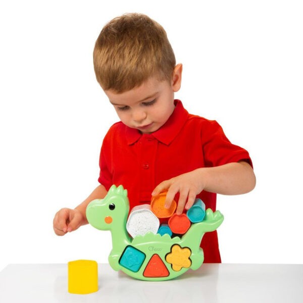 Δεινόσαυρος ισορροπίας με κυλίνδρους στην πλάτη της εταιρείας ChiccoΣυνιστώμενη ηλικία: 1 με 4 ετώνΚαινοτόμο παιχνίδι δεινόσαυρος 2 σε 1 κατασκευασμένο από ανακυκλώσιμο πλαστικό 80%.