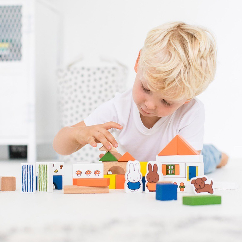 Κουτί αντιστοίχισης της εταιρείας Miffy με μοντέρνο σχέδιο σε πολύχρωμες αποχρώσεις.