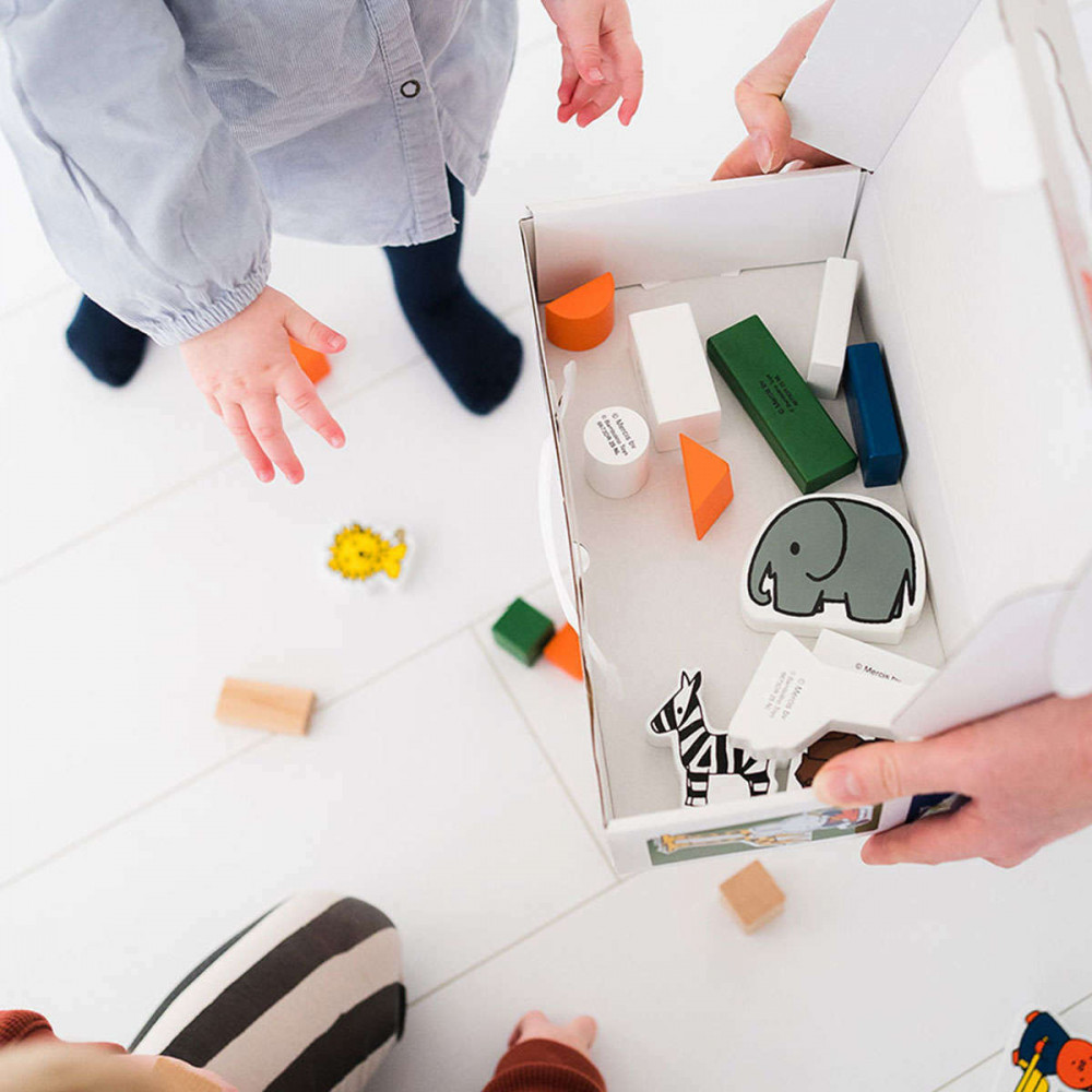 Σετ ξύλινα τουβλάκια και φιγούρες της εταιρείας Miffy με θέμα τον ζωολογικό κήπο σε πολύχρωμες αποχρώσεις.