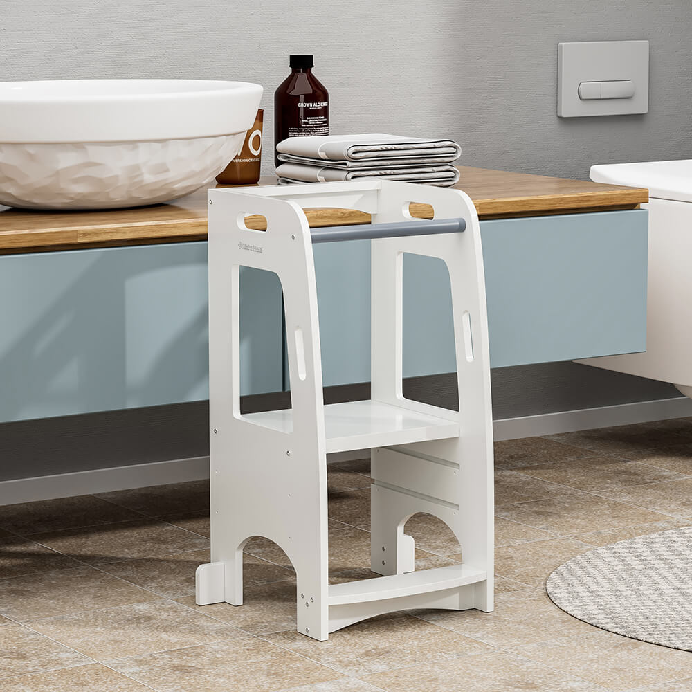 Η φωτογραφία δείχνει Ο πύργος εκμάθησης της Bebe Stars σχεδιάστηκε με βάση τη μέθοδο Montessori, ώστε κάθε παιδάκι να ανεξαρτητοποιηθεί , να αυτοεξυπηρετηθεί, να συμμετέχει στις καθημερινές δραστηριότητες του σπιτιού και να αλληλοεπιδρά με τους ενήλικες.