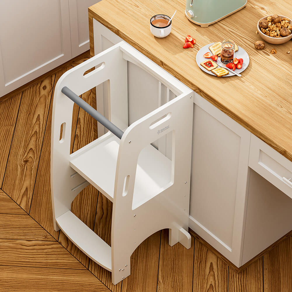 Η φωτογραφία δείχνει Ο πύργος εκμάθησης της Bebe Stars σχεδιάστηκε με βάση τη μέθοδο Montessori, ώστε κάθε παιδάκι να ανεξαρτητοποιηθεί , να αυτοεξυπηρετηθεί, να συμμετέχει στις καθημερινές δραστηριότητες του σπιτιού και να αλληλοεπιδρά με τους ενήλικες.