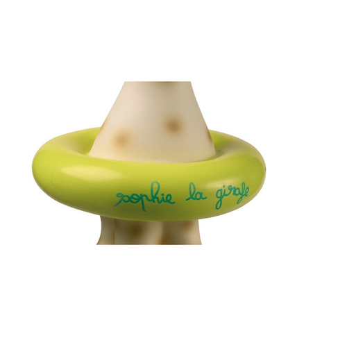 Παιχνίδι για πολλά πλατσουρίσματα στο μπάνιο!Από 6&nbsp;μηνώνΝα τη πάλι η Σόφι η καμηλοπάρδαλη, αυτή τη φορά επιπλέει και χοροπηδάει μέσα στο νερό!Πολύ διασκεδαστική όταν ζουλιέται, εκτινάσσει νερό.