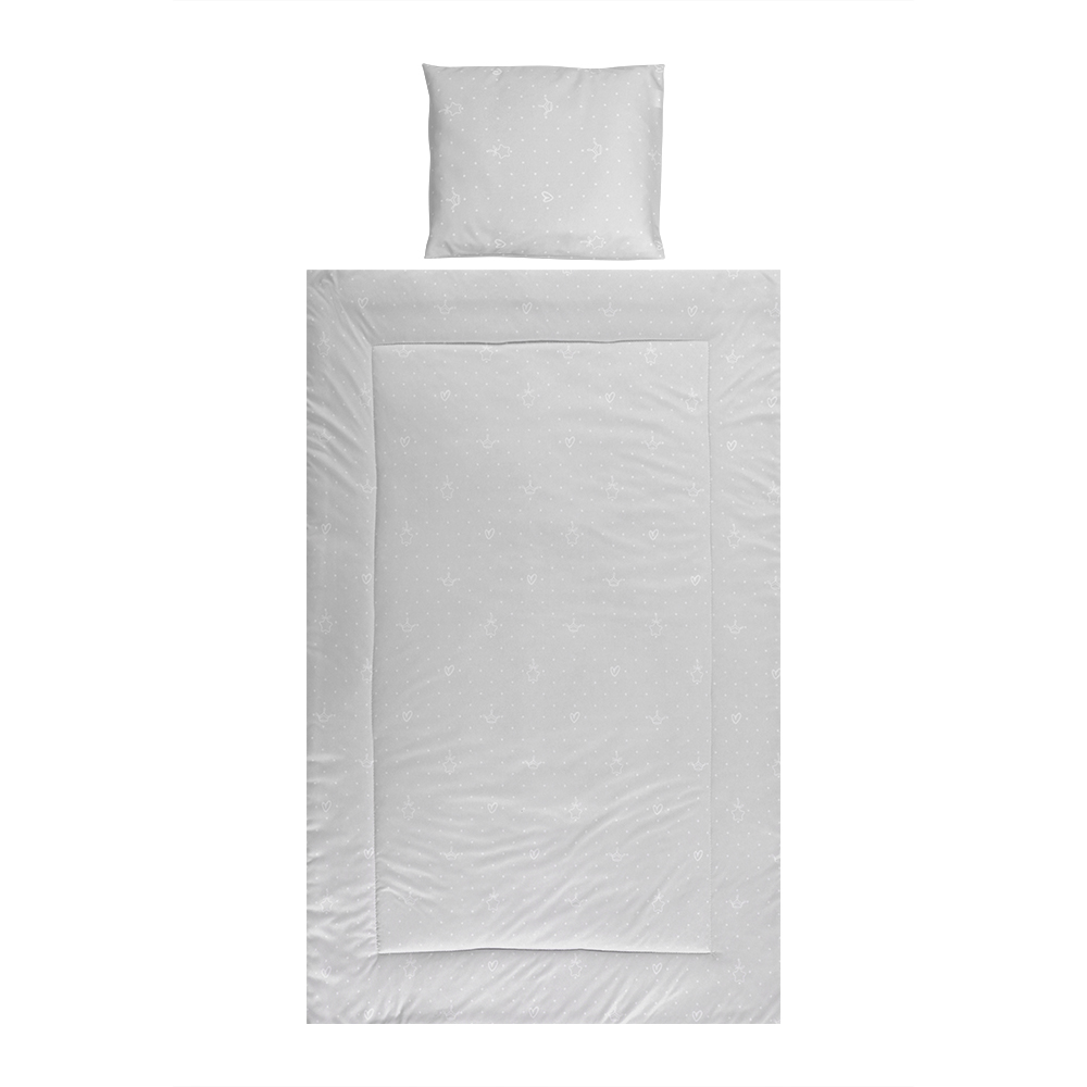 Η φωτογραφία δείχνει ΣΕΤ ΠΡΟΙΚΑΣ ΜΩΡΟΥ 3 ΤΕΜ ΚΑΤΑΣΚΕΥΑΣΜΕΝΟ ΑΠΟ 100% ΒΑΜΒΑΚΕΡΑ ΚΑΙ ΥΠΟΑΛΛΕΡΓΙΚΑ ΥΦΑΣΜΑΤΑ.