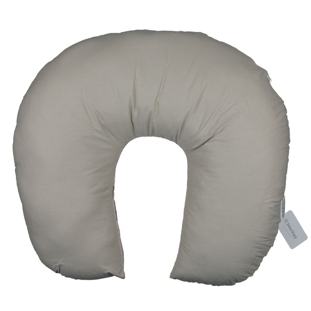 Η φωτογραφία δείχνει Το μαξιλάρι θηλασμού της Bebe Stars με εργονομικό σχεδιασμό είναι η ιδανική υποστήριξη για τη μητέρα και το μωρό κατά το θηλασμό.