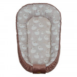 Μια φωλίτσα η οποία αγκαλιάζει το μωρό σας, από τη γέννηση του δημιουργώντας ευχάριστη ατμόσφαιρα στον ύπνο του.