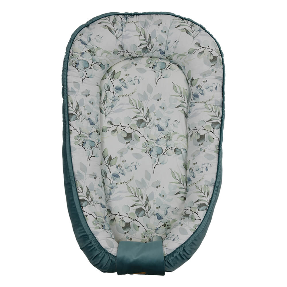 Η φωτογραφία δείχνει Μια φωλίτσα η οποία αγκαλιάζει το μωρό σας, από τη γέννηση του δημιουργώντας ευχάριστη ατμόσφαιρα στον ύπνο του.