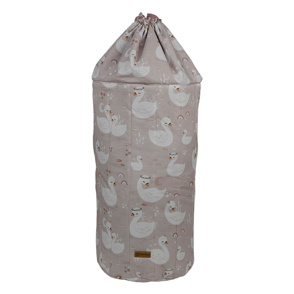 Το καλάθι παιχνιδιών που δημιούργησε η Bebe Stars αποτελεί μία πρακτική λύση για την αποθήκευση και τη μεταφορά των παιχνιδιών των παιδιών σας, εξοικονομώντας χώρο στο παιδικό ή βρεφικό δωμάτιο.