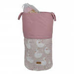 Το καλάθι παιχνιδιών που δημιούργησε η Bebe Stars αποτελεί μία πρακτική λύση για την αποθήκευση και τη μεταφορά των παιχνιδιών των παιδιών σας, εξοικονομώντας χώρο στο παιδικό ή βρεφικό δωμάτιο.