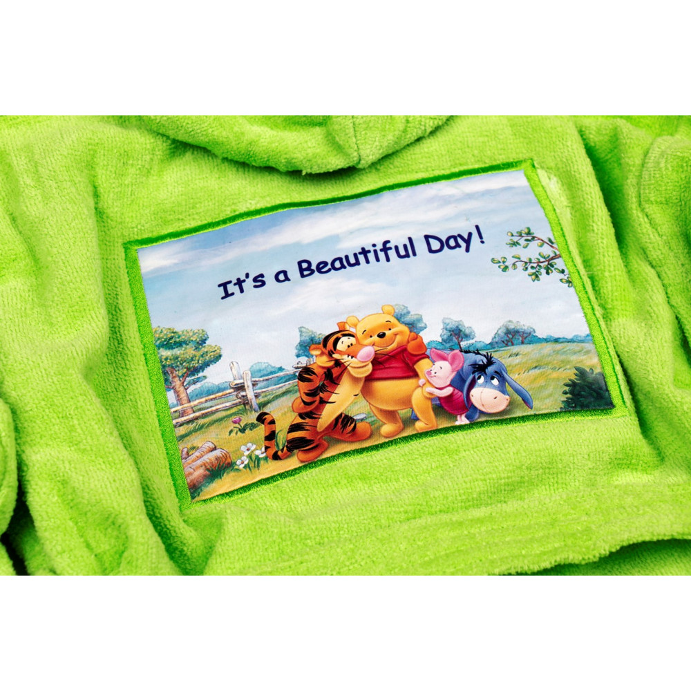  Μπουρνούζι παιδικό με κουκούλα, μέγεθος 12 (11-13 ετών) κατασκευασμένο από πετσέτα βελουτέ βαμβακερή 100% ιδιαίτερα απορροφητική, με απεικόνιση του Winnie στη πλάτη και στο στήθος.