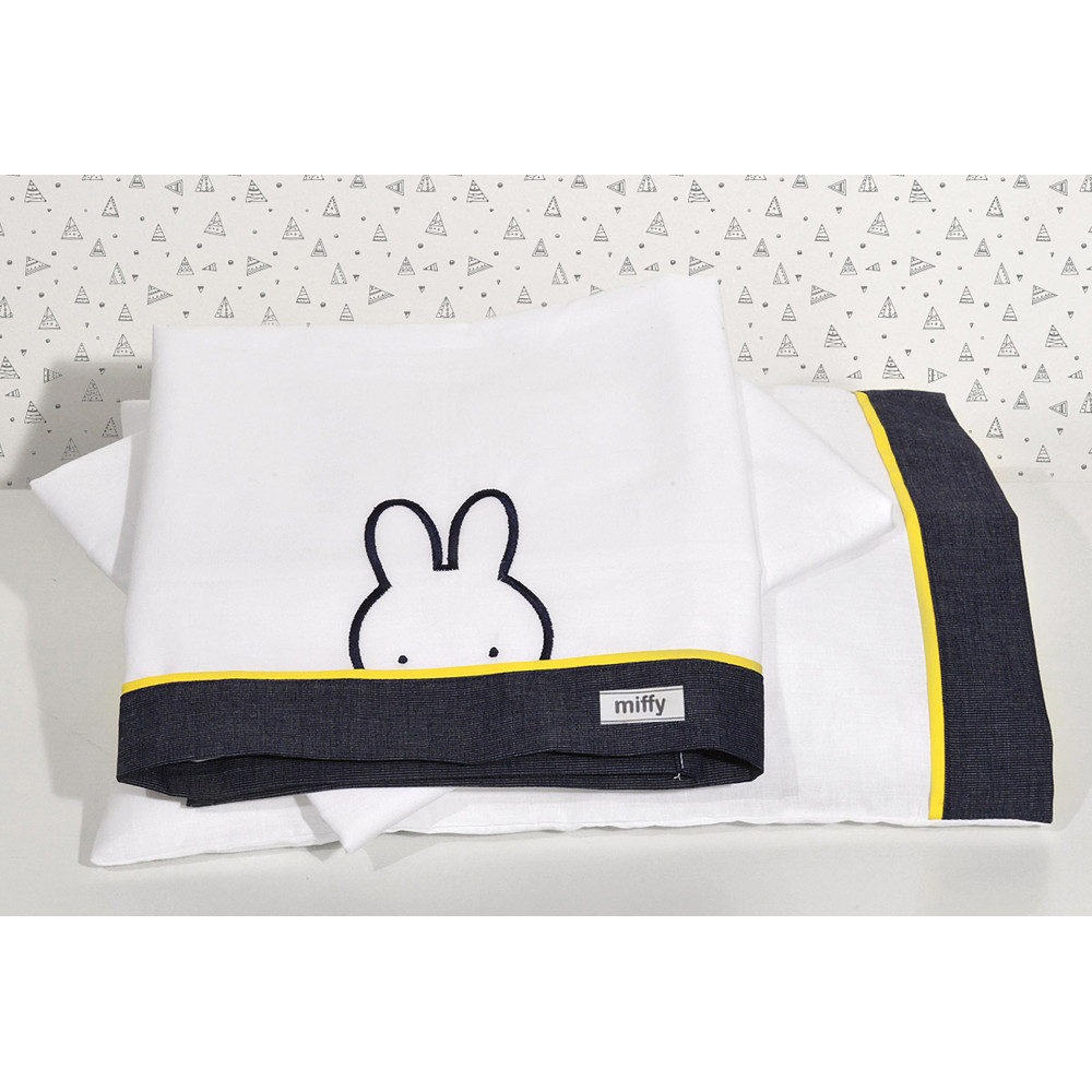 Σετ σεντόνια κούνιας 3 τεμαχίων της εταιρείας MiffyΠανωσέντονο με κέντημαΜαξιλαροθήκηΚατωσέντονο100x165Συσκευασία σε κουτί100% βαμβάκι