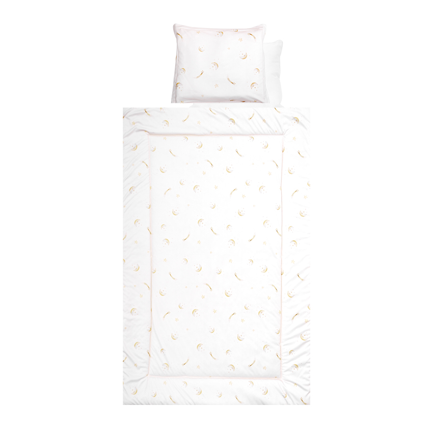 Βρεφικό σετ 4 τεμαχιών της εταιρείας Lorelli κατασκευασμένο από 100% υποαλλεργικά και βαμβακερά υφάσματαΠεριλαμβάνει:Πάπλωμα: 97x140cm (Εξωτερικά: 100% βαμβάκι γέμιση: Polyester)Μαξιλάρι: 32x40cm Μαξιλαροθήκη: 35x43cm (100% Βαμβάκι)Σεντόνι: 100x150cm (100% Βαμβάκι)