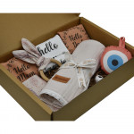 Η φωτογραφία δείχνει Το πιο αξιολάτρευτο σετ δώρου 7 τεμαχίων της Bebe Stars με τα πρώτα ρουχαλάκια του νεογέννητου, ένα «must have» για τις νέες μανούλες, καθώς περιλαμβάνει:– 3 φορμάκια (0-3μηνών) κοντομάνικα με τύπωμα( Hello mom , Hello dad , Hello I’m new here)– 1 μοντέρνα σαλιάρα διπλής όψεως,–